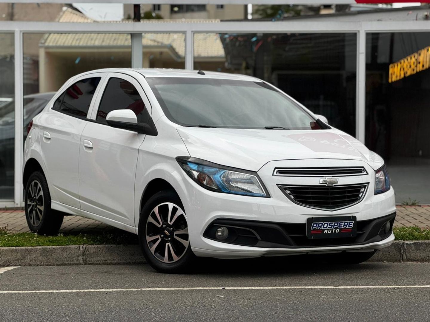 Chevrolet Onix Hatch LTZ 1.4 8V Flexpower 5P Mec. - foto 3