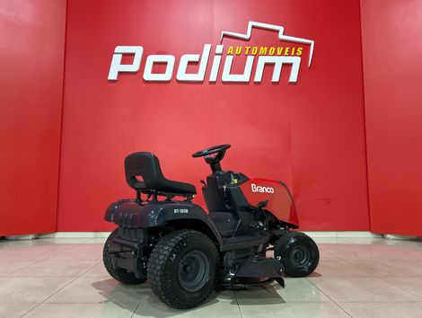 branco O Trator cortador de grama BT 1838 foi desenvolvido para auxiliar nos serviços realizados em chácara