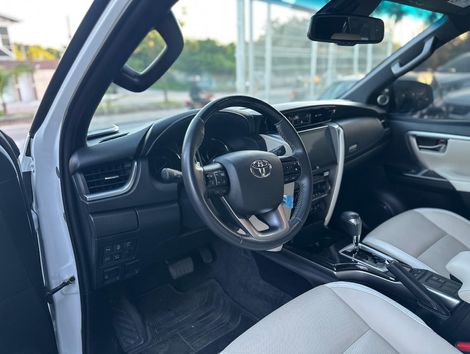 Toyota Hilux SW4 Diamond 2.8 TB 4x4 Die. Aut.