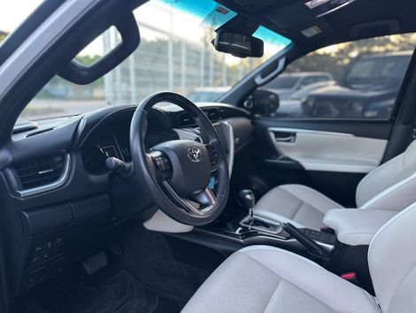 Toyota Hilux SW4 Diamond 2.8 TB 4x4 Die. Aut.