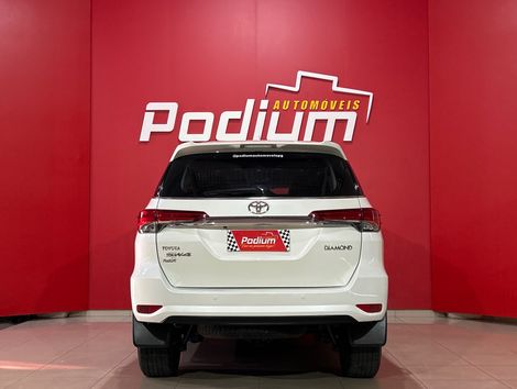 Toyota Hilux SW4 SRX Diamo. 4x4 2.8 TB Die Aut.