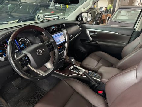Toyota Hilux CD SRV 4x4 2.8 TDI Diesel Aut.