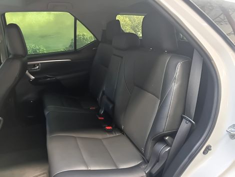 Toyota Hilux SW4 SRX 4x4 2.8 TDI 16V Dies. Aut.