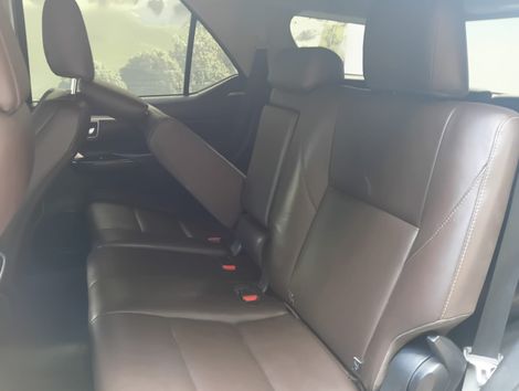 Toyota Hilux SW4 SRX 4x4 2.8 TDI 16V Dies. Aut.