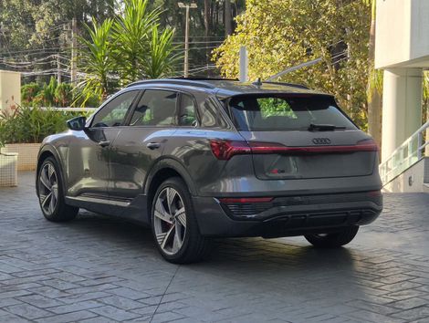 Audi Q8 E-TRON Launch Edition (Elétrico)