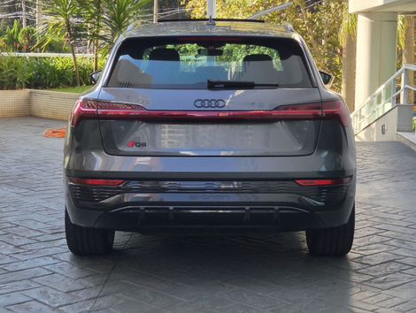 Audi Q8 E-TRON Launch Edition (Elétrico)