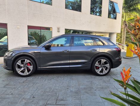 Audi Q8 E-TRON Launch Edition (Elétrico)