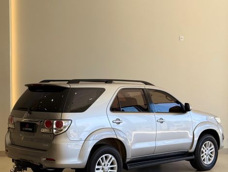 Toyota Hilux SW4 SRV D4-D 4x4 3.0 TDI Dies. Aut