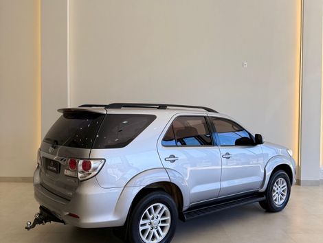 Toyota Hilux SW4 SRV D4-D 4x4 3.0 TDI Dies. Aut
