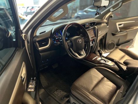 Toyota Hilux SW4 SRV 4x2 2.7 Flex 16V Aut.