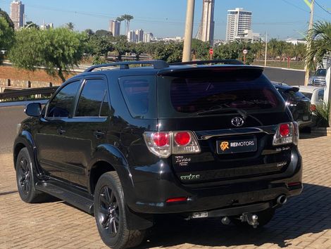 Toyota Hilux SW4 SRV D4-D 4x4 3.0 TDI Dies. Aut