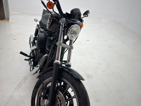 Harley XL 883 R