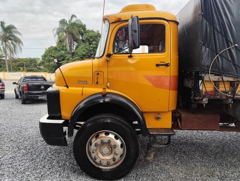  Mercedes-Benz L2013 Trucado 