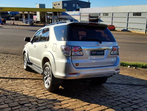 Toyota Hilux SW4 SR D4-D 4x4 3.0 TDI Dies. Aut