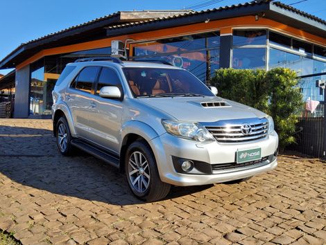 Toyota Hilux SW4 SR D4-D 4x4 3.0 TDI Dies. Aut