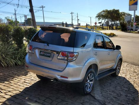 Toyota Hilux SW4 SR D4-D 4x4 3.0 TDI Dies. Aut