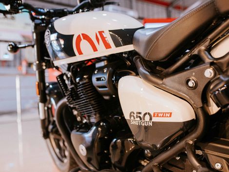 Royal Enfield Shotgun 650 Mid