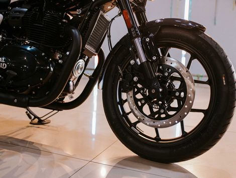 Royal Enfield Shotgun 650 Mid