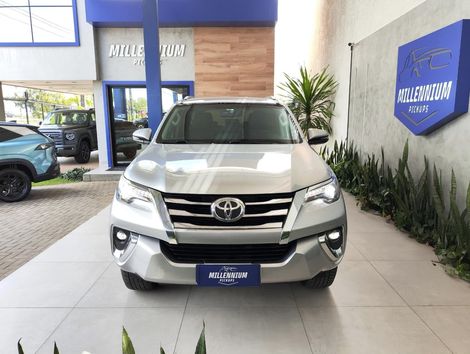 Toyota Hilux SW4 SRX 4x4 2.8 TDI 16V Dies. Aut.