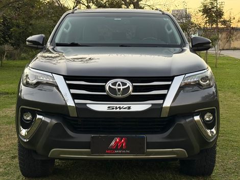 Toyota Hilux SW4 SRX Diamo. 4x4 2.8 TB Die Aut.