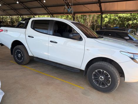 Mitsubishi L200 Tri. Outd. GLX 2.4 CD 4x4 Die. Mec.