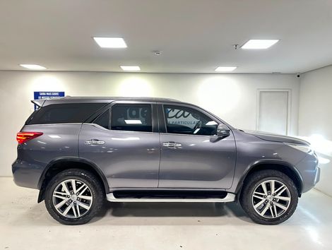Toyota Hilux SW4 SRX 4x4 2.8 TDI 16V Dies. Aut.