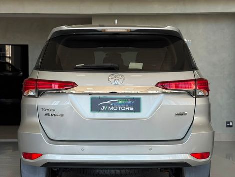 Toyota Hilux SW4 SR 4x2 2.7/ 2.7 Flex 16V Aut.