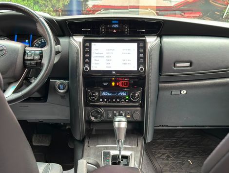 Toyota Hilux SW4 SRX 4x4 2.8 TDI 16V Dies. Aut.