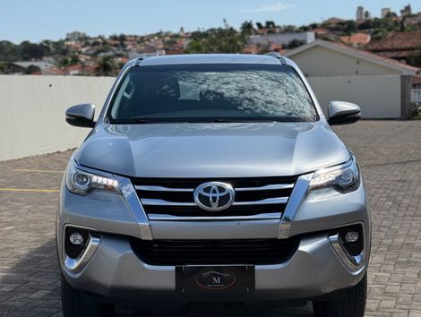 Toyota Hilux SW4 SRX 4x4 2.8 TDI 16V Dies. Aut.