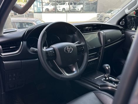 Toyota Hilux SW4 SRX Plat. 4x4 2.8 TB Die. Aut.