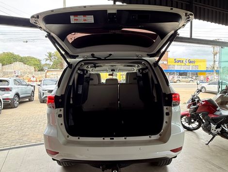 Toyota Hilux SW4 SRX Diamo. 4x4 2.8 TB Die Aut.