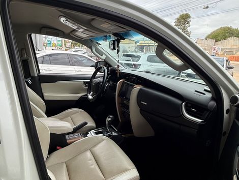 Toyota Hilux SW4 SRX Diamo. 4x4 2.8 TB Die Aut.