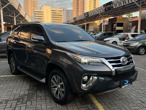 Toyota Hilux SW4 SRX 4x4 2.8 TDI 16V Dies. Aut.