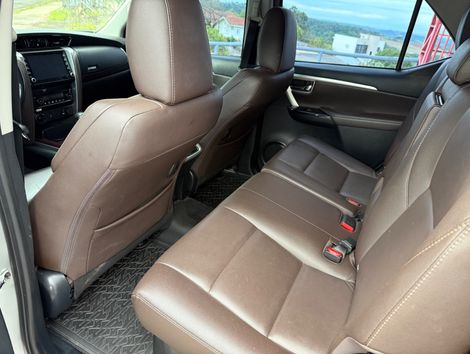 Toyota Hilux SW4 SRX 4x4 2.8 TDI 16V Dies. Aut.