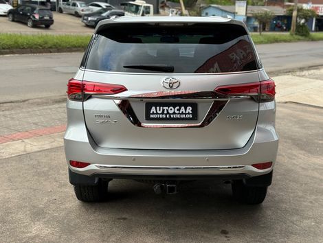 Toyota Hilux SW4 SRX 4x4 2.8 TDI 16V Dies. Aut.