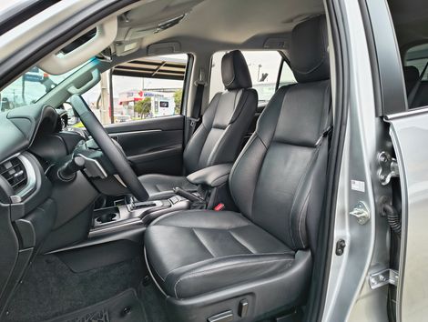 Toyota Hilux SW4 SRX 4x4 2.8 TDI 16V Dies. Aut.