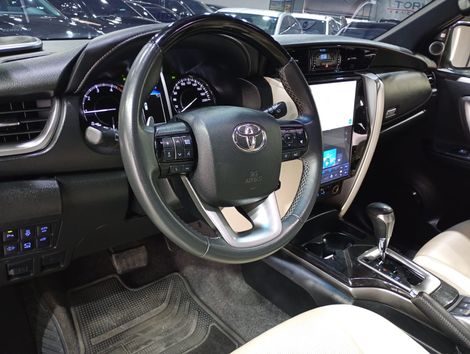 Toyota Hilux SW4 Diamond 2.8 TB 4x4 Die. Aut.