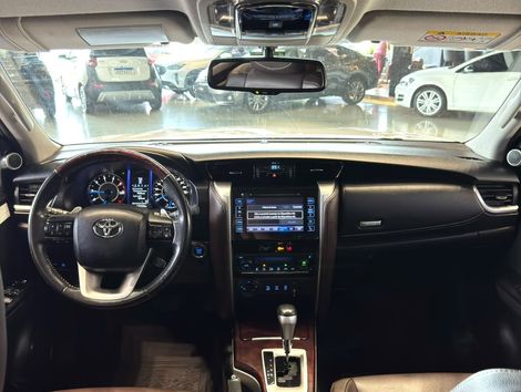 Toyota Hilux SW4 SRX 4x4 2.8 TDI 16V Dies. Aut.