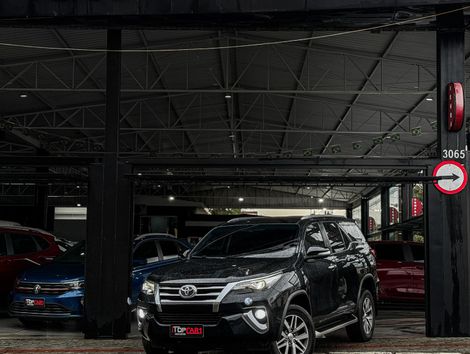 Toyota Hilux SW4 SRX 4x4 2.8 TDI 16V Dies. Aut.
