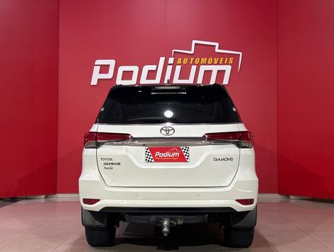 Toyota Hilux SW4 SRX Diamo. 4x4 2.8 TB Die Aut.