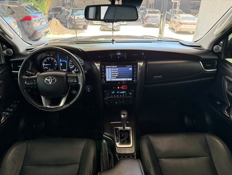 Toyota Hilux SW4 SRX 4x4 2.8 TDI 16V Dies. Aut.
