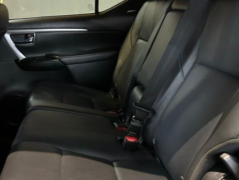 Toyota TOYOTA HILUX SW4 SRX 2.8 D-4D TURBO DIESEL CD  4X4 AUTOMÁTICO