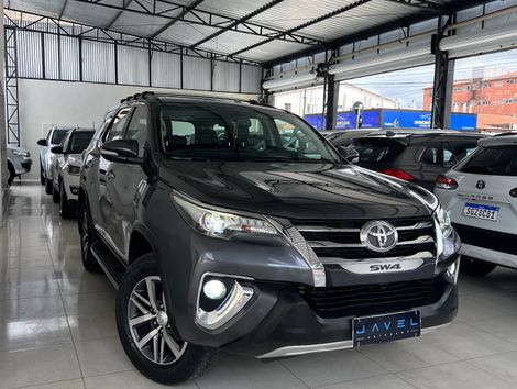 Toyota Hilux SW4 SRX 4x4 2.8 TDI 16V Dies. Aut.