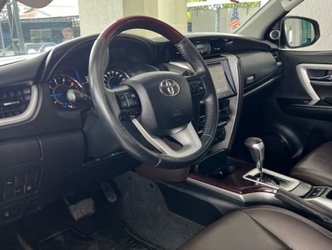 Toyota Hilux SW4 SRX 4x4 2.8 TDI 16V Dies. Aut.