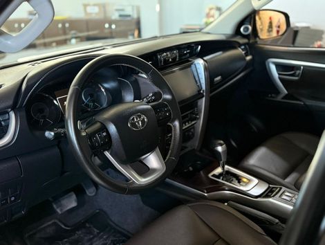 Toyota Hilux SW4 SRX 4x4 2.8 TDI 16V Dies. Aut.