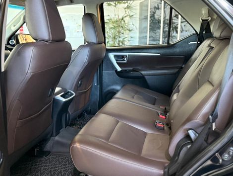 Toyota Hilux SW4 SRX 4x4 2.8 TDI 16V Dies. Aut.