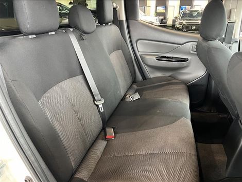 Mitsubishi L200 Triton Savana 2.4 D 4WD (Aut)