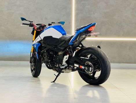SUZUKI GSR 750