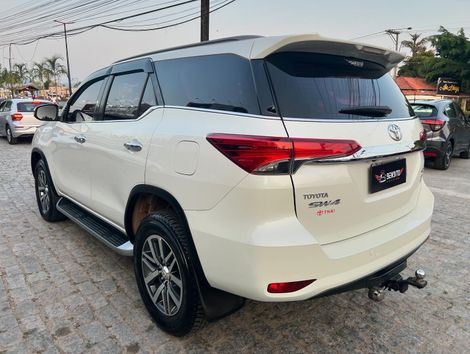 Toyota Hilux SW4 SRX 4x4 2.8 TDI 16V Dies. Aut.