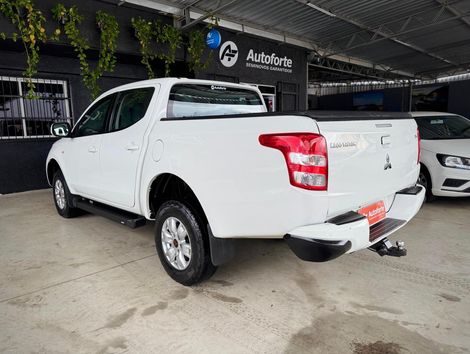 Mitsubishi L200 Tri. Outd. GLX 2.4 CD 4x4 Die. Mec.